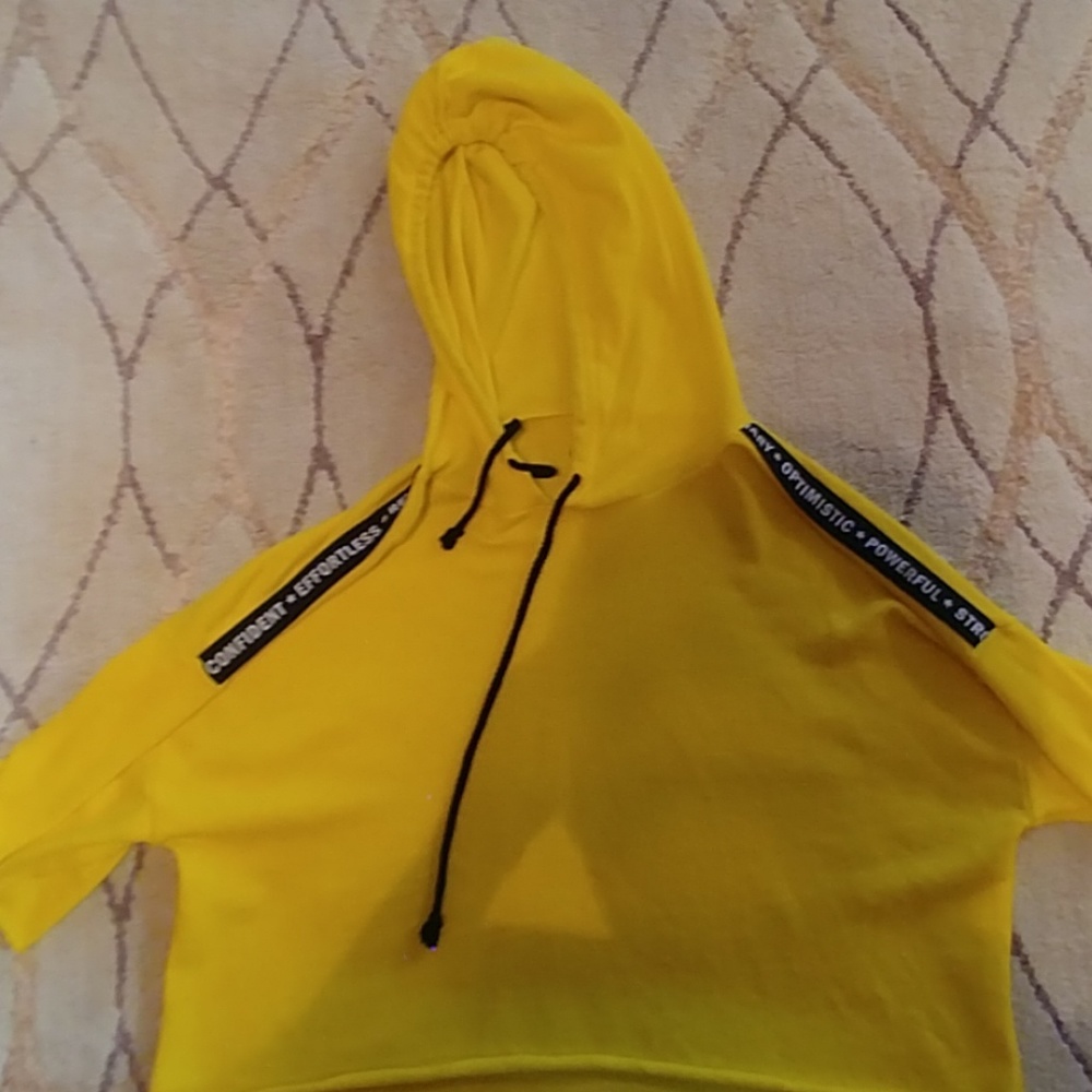 Cropped yelow shirt